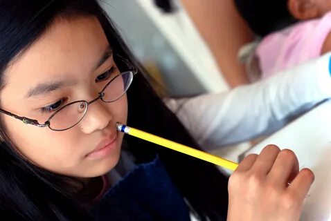 How do japanese girl hold pencil