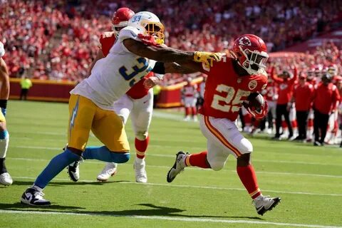 Kansas City Chiefs' Clyde Edwards-Helaire (25) runs past Los