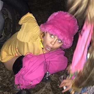 Today, Wayne Coyne posted a picture of Miley Cyrus peeing du