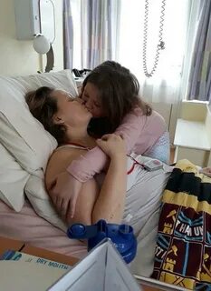 Eight-year-old girl kisses cancer mum in heartbreaking photo