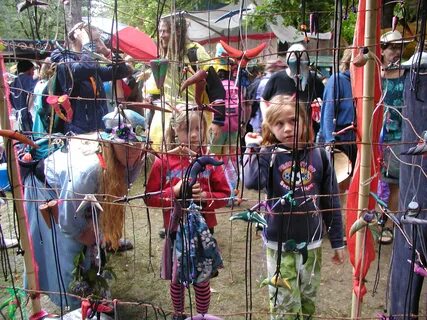 File:Oregon Country Fair 2005 Girls.jpg - Wikimedia Commons