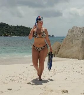 Pop Minute - Ashley Graham Bikini Shower Seychelles Photos -