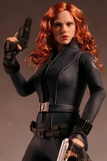 Review and photos of Hot Toys Black Widow sixth scale action