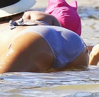 The Celebrity Oops Digest: Jessica Alba, Caribbean bikini ca