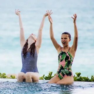 Le maillot de bain Albion de Millie Bobby Brown lors de ses 