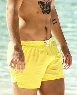 Harry Styles yellow swim trunks Harry styles body, Harry sty