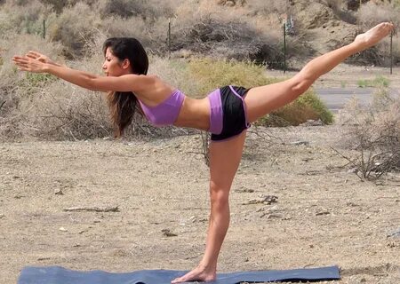 Leilani Dowding Does Yoga Good! @ Platinum-celebs.com