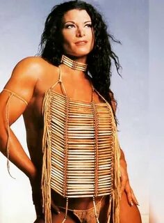 La mítica luchadora Victoria (Lisa Marie Varon), dos veces campeona de la W...