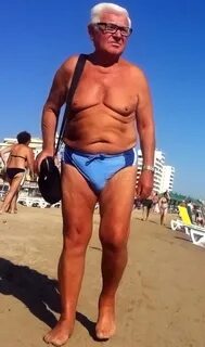 White hair old man in blue underwear walking on beach - 精 品 