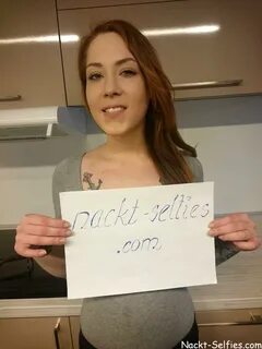 Nackt Selfies von tätowierter Sanie (25) rothaarig mit kleinen Titten.