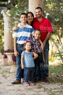 Keluarga Latin Dengan Dua Putra Dan Putri Kecil Tersenyum Fo