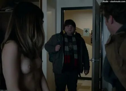 Nichole Bloom Topless Before Class On Shameless - Photo 17 -