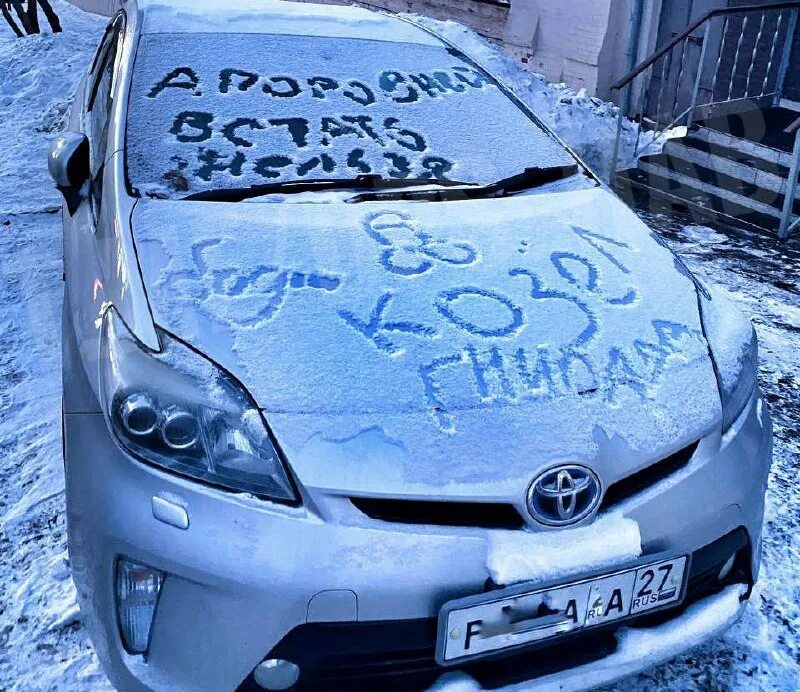 Разрисовывают машины для рекламы на дороге