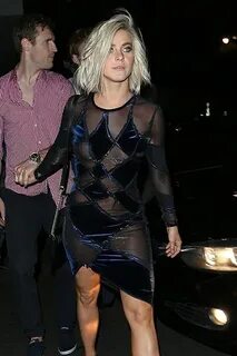 Provocativo vestido Julianne Hough le juega una mala pasada 