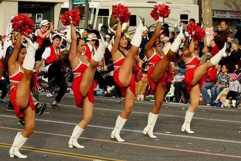 HIGH KICK ! Stanford University Cheerleaders 2013 Rose Par. 