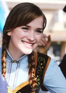 File:Elizabeth Lail on the sets of Once Upon A Time.jpg - Wi