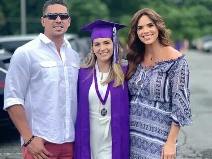 Rashel Díaz celebra la graduación de la hija de su esposo