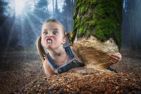 Фото Смешные девочка ребёнок Зубы Ствол дерева Мох