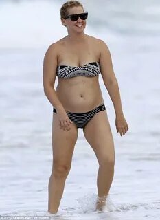 Amy Schumer looking sexy AF in bikini(PICS) - Bodybuilding.c