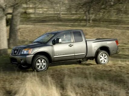 Photo Lift 2014 Nissan Titan S Truck Crew Cab. 