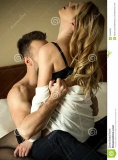 фото около Человек целует тело сексуальное женщины в кровати. изображение н...