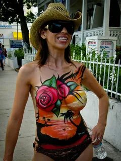 Florida Keys 32 - Key West - Body-painted woman Follow my . 