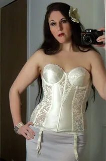 Vintage Ivory Bridal Corset 34B 70s Carnival Couture Weddi. 