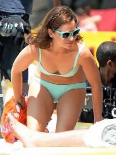 Emilia Clarke shows off her curvy bikini body at the beach w