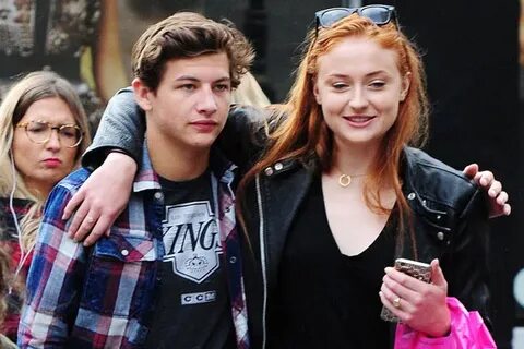 Sophie Turner & Tye Sheridan Shop Around London Together Sop