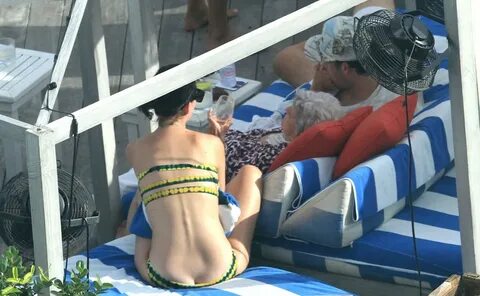Katy perry Picture 643 - Katy Perry Enjoys A Break with Frie