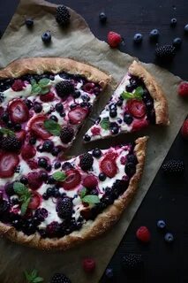 Very Berry Brownie Pizza - Wife Mama Foodie