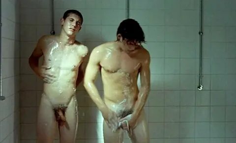 Johan Libéreau e Pierre Perrier nudi in "Douches froides" (2