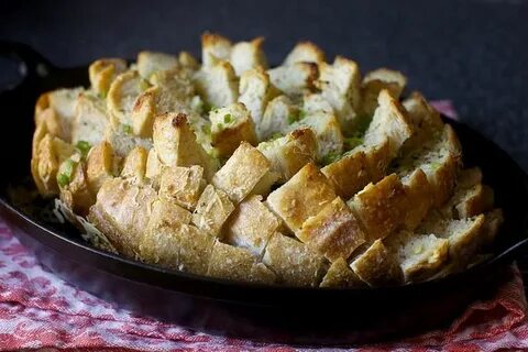 garlicky party bread with cheese and herbs Party bread, Smit