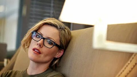Kathleen Robertson's Height, Weight, Shoe Size and Body Meas