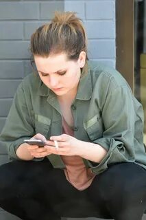 Abigail Breslin Smoking outside Look in West Hollywood - Cel