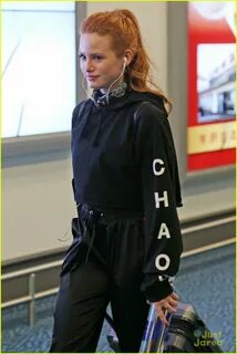 madelaine petsch arrives vancouver no makeup 02 Atrizes, Rou