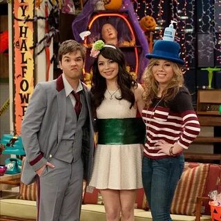 Don't forget! NEW episode of iCarly Tonight at 8! It's calle