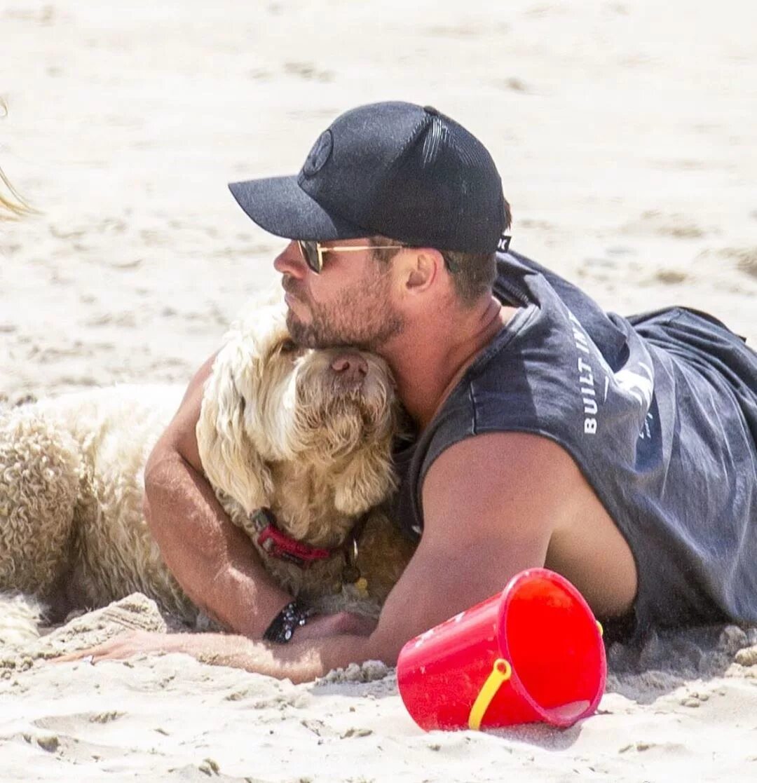 Chris Hemsworth Fan Account в Instagram: "#ChrisHemsworth cuddles his ...