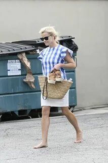 Reese Witherspoon Is spotted leaving a spa barefoot in LA - 