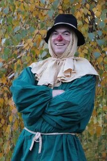 Family Wizard of Oz Costumes - DIY Scarecrow - Yes You Can C