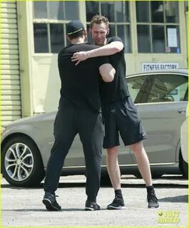 Full Sized Photo of tom hiddleston workout sunday 16 Photo 3