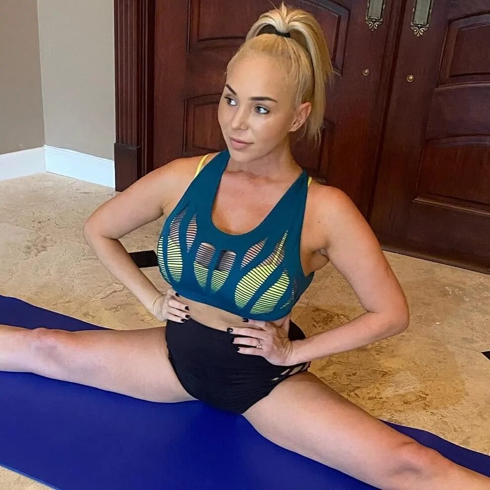 Mary Carey в Instagram: "I like to stretch everyday. 