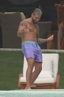 Felsefi icat etmek Gizemli fotos de maluma en traje de baño 