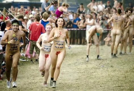 Забеги голых женщин (108 фото)