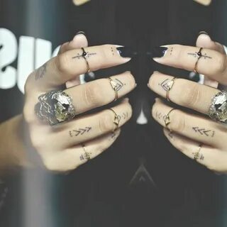 Pinterest: ß £ aut ¥ ✞ Finger tattoos, Cool finger tattoos, 