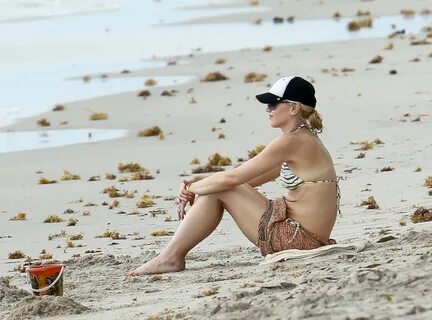 49 sexy photos of Gwen Stefani's legs will blow your minds