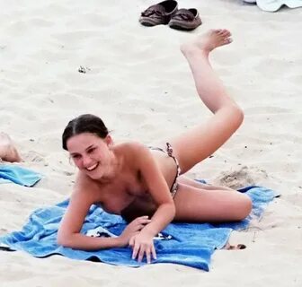 Натали Портман загорает на пляже топлесс - смотреть онлайн п