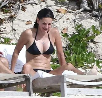Courteney Cox en bikini por las Islas Turcas y Caicos - La B