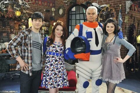 Selena Gomez - Wizards of Waverly Place Stills Season 3 Epis