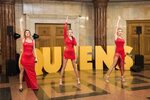 Группа Queens выступила в метро: Каждая женщина - королева!